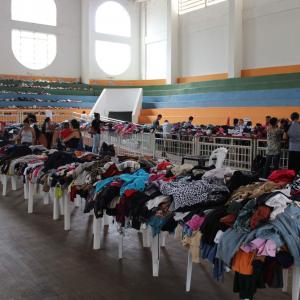 Imagem da notícia Prefeitura faz bazar para entrega de roupas - FOTOS