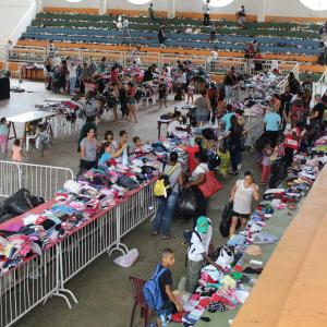 Imagem da notícia Prefeitura faz bazar para entrega de roupas - FOTOS