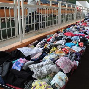 Imagem da notícia Prefeitura faz bazar para entrega de roupas - FOTOS