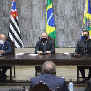 Imagem da notícia Prefeito e vice prefeito eleitos tomam posse