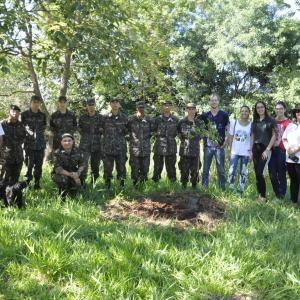 Imagem da notícia Secretaria de Meio Ambiente junto com o Tiro de Guerra, Fatec e Instituto Pró-Terra realizaram ação “Valorizando Nossas Águas”