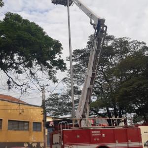 Imagem da notícia BOMBEIROS E SECRETARIA TROCAM LÂMPADAS QUEIMADAS