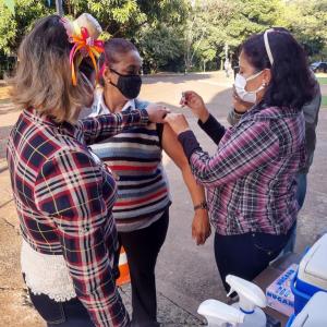 Imagem da notícia VACINAÇÃO SEGUE EM CLIMA JUNINO