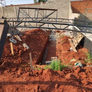 Imagem da notícia VENTO DERRUBA OBRA COMERCIAL