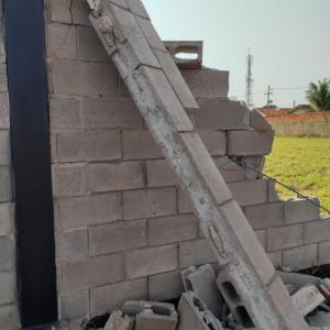 Imagem da notícia VENTO DERRUBA OBRA COMERCIAL