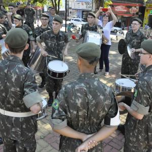 Imagem da notícia Ato Solene e Premiação dos Vencedores do Show de Talentos da 2ª Semana Comandante João Ribeiro de Barros na Praça Siqueira Campos - FOTOS