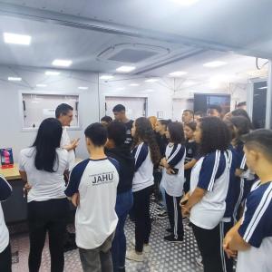 Imagem da notícia ALUNOS DA REDE MUNICIPAL VISITAM ESCOLA MÓVEL DE CONECTIVIDADE 5G DO SENAI