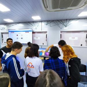 Imagem da notícia ALUNOS DA REDE MUNICIPAL VISITAM ESCOLA MÓVEL DE CONECTIVIDADE 5G DO SENAI