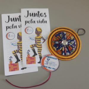 Imagem da notícia ADOLESCENTES DO CENTRO COLMEIA ENTREGAM MATERIAL DE PROJETO À PREFEITURA