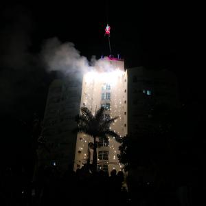 Imagem da notícia SEJA LUZ | Natal 2022 - DESCIDA DO PAPAI NOEL ENCANTA A POPULAÇÃO