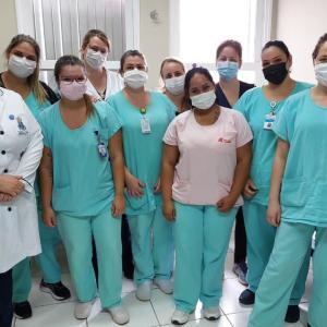 Imagem da notícia SAÚDE ENTREGA CERTIFICADO DE CAPACITAÇÃO PARA APLICAÇÃO DA VACINA BCG AS SERVIDORAS DA MATERNIDADE