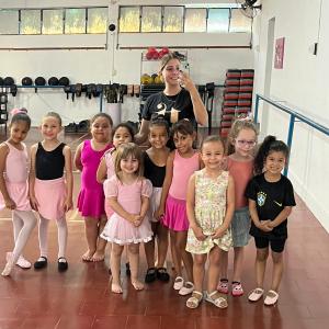 Imagem da notícia AULAS DE BALÉ E DANÇA ESTÃO DE VOLTA