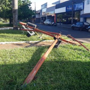 Imagem da notícia PREFEITURA REALIZA REPAROS EM SEMÁFORO DANIFICADO POR CAMINHÃO