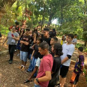Imagem da notícia ESTUDANTES VISITAM O HORTO COMO FONTE E RECURSO DE ESTUDO