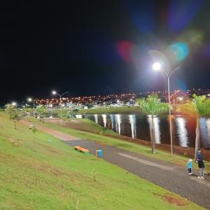 Imagem da notícia PREFEITURA INAUGURA NOVO SISTEMA DE ILUMINAÇÃO E CONCLUI OBRA DE REVITALIZAÇÃO DO LAGO DO SILVÉRIO