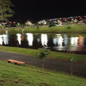 Imagem da notícia PREFEITURA INAUGURA NOVO SISTEMA DE ILUMINAÇÃO E CONCLUI OBRA DE REVITALIZAÇÃO DO LAGO DO SILVÉRIO
