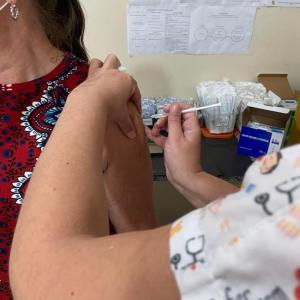 Imagem da notícia MAIS DE 400 PESSOAS VACINADAS CONTRA GRIPE NO FIM DE SEMANA