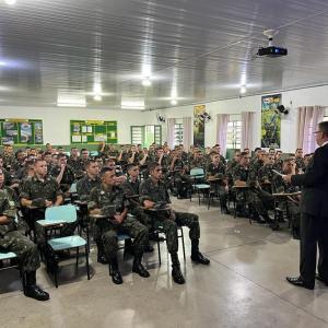 Imagem da notícia MAIO AMARELO - ATIRADORES DO TG E ESTUDANTES PARTICIPAM DE PALESTRAS