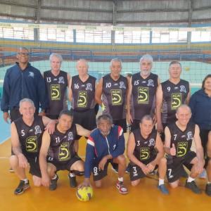 Imagem da notícia FESTIVAL DA MELHOR IDADE: VÔLEI MASCULINO CONQUISTA DUAS VITÓRIAS