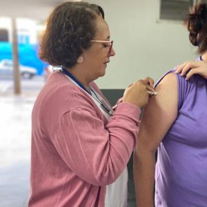 Imagem da notícia MAIS DE 250 PESSOAS VACINADAS CONTRA GRIPE NO PAÇO MUNICIPAL