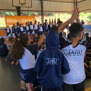 Imagem da notícia PREFEITURA DE JAHU ENTREGA NOVOS KITS DE UNIFORMES E MATERIAIS ESCOLARES AOS ALUNOS DA REDE MUNICIPAL DE ENSINO