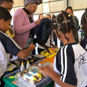 Imagem da notícia PREFEITURA DE JAHU ENTREGA NOVOS KITS DE UNIFORMES E MATERIAIS ESCOLARES AOS ALUNOS DA REDE MUNICIPAL DE ENSINO