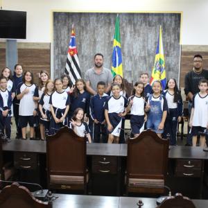 Imagem da notícia ALUNOS DA EMEF ALVARINA BIZARRO SOUZA VISITAM A PREFEITURA E A CÂMARA MUNICIPAL