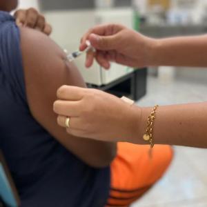 Imagem da notícia VACINAÇÃO - MAIS DE 800 CRIANÇAS E ADOLESCENTES VACINADOS EM UM ÚNICO DIA