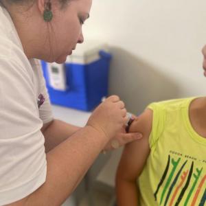 Imagem da notícia VACINAÇÃO - MAIS DE 800 CRIANÇAS E ADOLESCENTES VACINADOS EM UM ÚNICO DIA