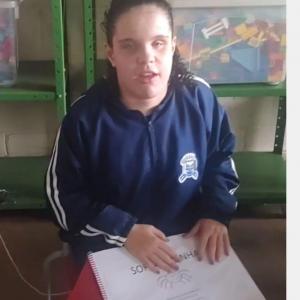 Imagem da notícia TURMA DA EMEF PROF. ENÉAS SAMPAIO SOUZA DESENVOLVE LIVRO PARA ALUNA COM DEFICIÊNCIA VISUAL