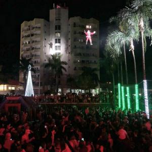 Imagem da notícia DESCIDA DO PAPAI NOEL ENCANTA MULTIDÃO DE PESSOAS