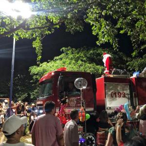 Imagem da notícia DESCIDA DO PAPAI NOEL ENCANTA MULTIDÃO DE PESSOAS
