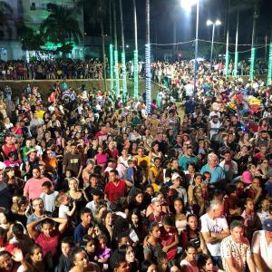 Imagem da notícia DESCIDA DO PAPAI NOEL ENCANTA MULTIDÃO DE PESSOAS