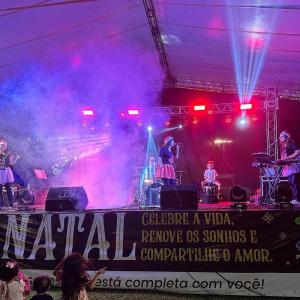 Imagem da notícia DESCIDA DO PAPAI NOEL ENCANTA MULTIDÃO DE PESSOAS
