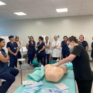 Imagem da notícia ENFERMEIROS SÃO CAPACITADOS PARA REALIZAR SONDAGEM VESICAL
