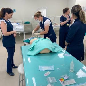 Imagem da notícia ENFERMEIROS SÃO CAPACITADOS PARA REALIZAR SONDAGEM VESICAL