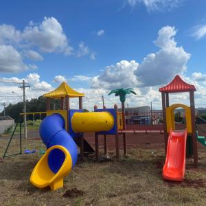 Imagem da notícia PREFEITURA INICIA INSTALAÇÃO DE PLAYGROUND E ACADEMIA AO AR LIVRE NO BELA VISTA