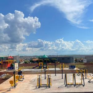 Imagem da notícia PREFEITURA INICIA INSTALAÇÃO DE PLAYGROUND E ACADEMIA AO AR LIVRE NO BELA VISTA