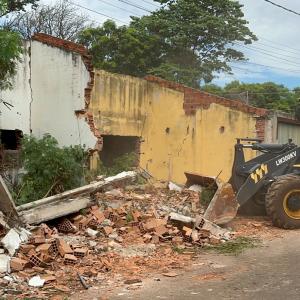 Imagem da notícia PREFEITURA CONDUZ DEMOLIÇÃO DE IMÓVEIS INTERDITADOS NA VILA IVAN
