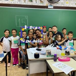 Imagem da notícia As aulas voltaram e as nossas escolas estão do jeito que a gente mais gosta: cheias de alunos!