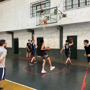 Imagem da notícia PREFEITURA OFERECE AULAS GRATUITAS DE BASQUETE PARA MENINOS