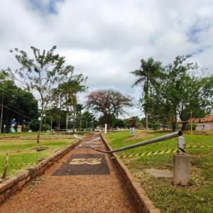 Imagem da notícia VENTOS DERRUBAM POSTES NA PRAÇA DO TIRO DE GUERRA