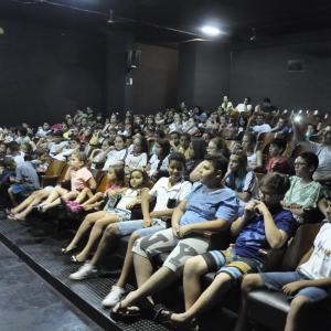 Imagem da notícia Mês da Consciência Negra: Alunos das EMEFs visitam Show da Consciência no Cinema Municipal - FOTOS