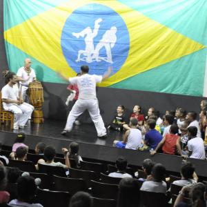 Imagem da notícia Mês da Consciência Negra: Alunos das EMEFs visitam Show da Consciência no Cinema Municipal - FOTOS
