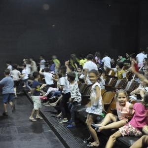 Imagem da notícia Mês da Consciência Negra: Alunos das EMEFs visitam Show da Consciência no Cinema Municipal - FOTOS