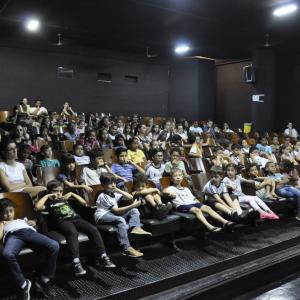 Imagem da notícia Mês da Consciência Negra: Alunos das EMEFs visitam Show da Consciência no Cinema Municipal - FOTOS