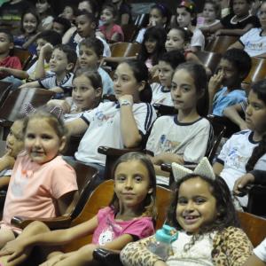 Imagem da notícia Mês da Consciência Negra: Alunos das EMEFs visitam Show da Consciência no Cinema Municipal - FOTOS