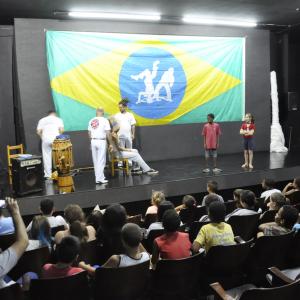 Imagem da notícia Mês da Consciência Negra: Alunos das EMEFs visitam Show da Consciência no Cinema Municipal - FOTOS