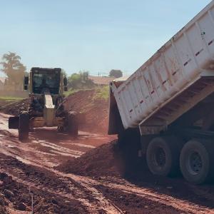 Imagem da notícia PREFEITURA REALIZA PAVIMENTAÇÃO DE VIAS DE TERRA