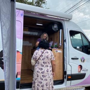 Imagem da notícia LEI MARIA DA PENHA ITINERANTE - MULHERES SÃO ATENDIDAS NO JARDIM NOVA JAÚ